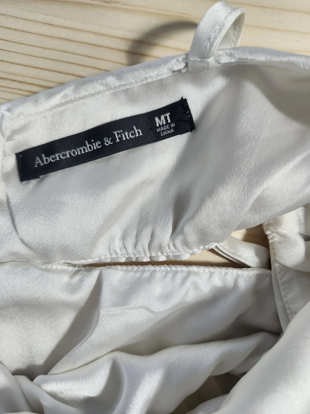 Abercrombie & Fitch Pleated White Satin V-Neck Maxi Dress with Cutout - M Tall